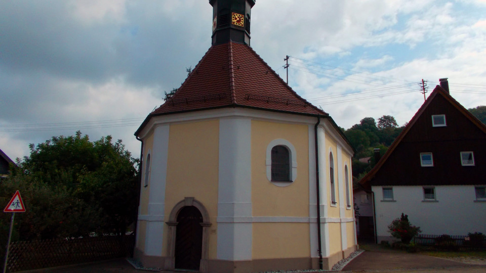 St. Hubertus Dorfkapelle in Oberalfingen (Bild Wikimedia Commons)