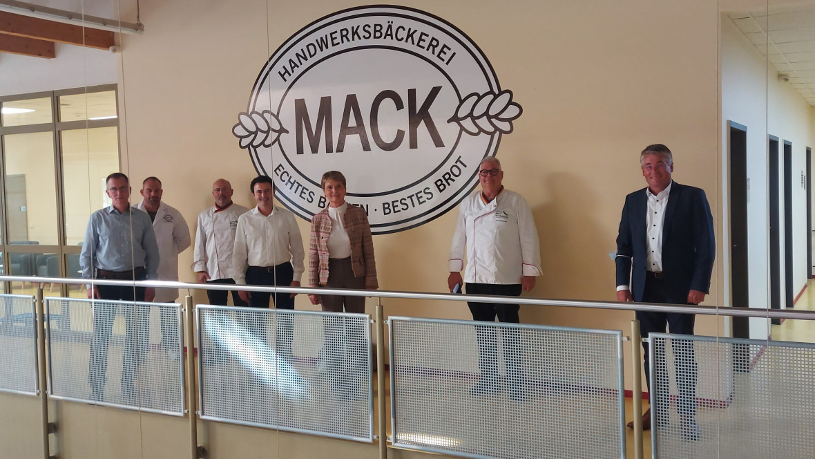 Besuch der Staatssekretärin Friedlinde Gurr-Hirsch (3.v.r) gemeinsam mit dem Landtagsabgeordeten Winfried Mack (1.v.r) bei der Handwerksbäckerei Mack. Der Chef Hans-Günther Mack (2.v.r), sein Geschäftsführer Michele Giuliano (4.v.r) und weitere Mitarbeite