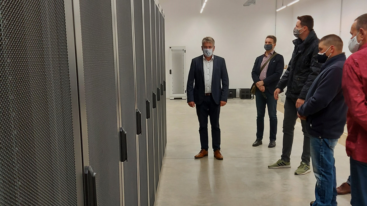 Winfried Mack, Stödtlens Bürgermeister Ralf Leinberger und der Gründer von JH Computers Julian Hauber im Serverraum 