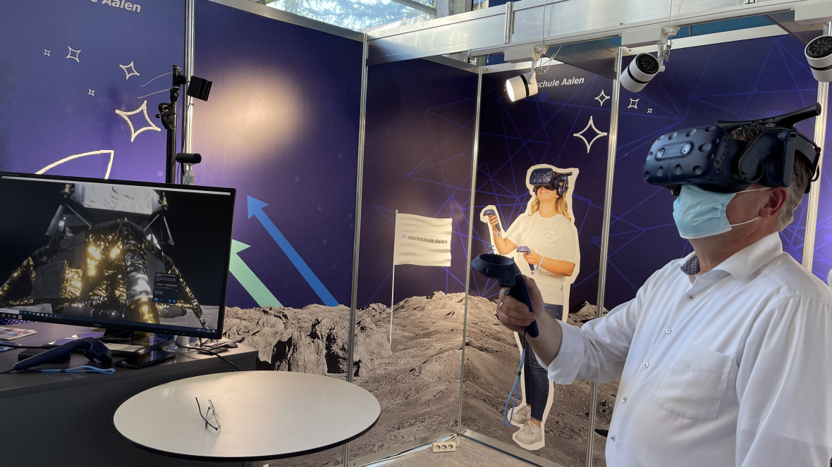 Winfried Mack beim virtuellen Weltraumspaziergang am Stand der Hochschule Aalen 