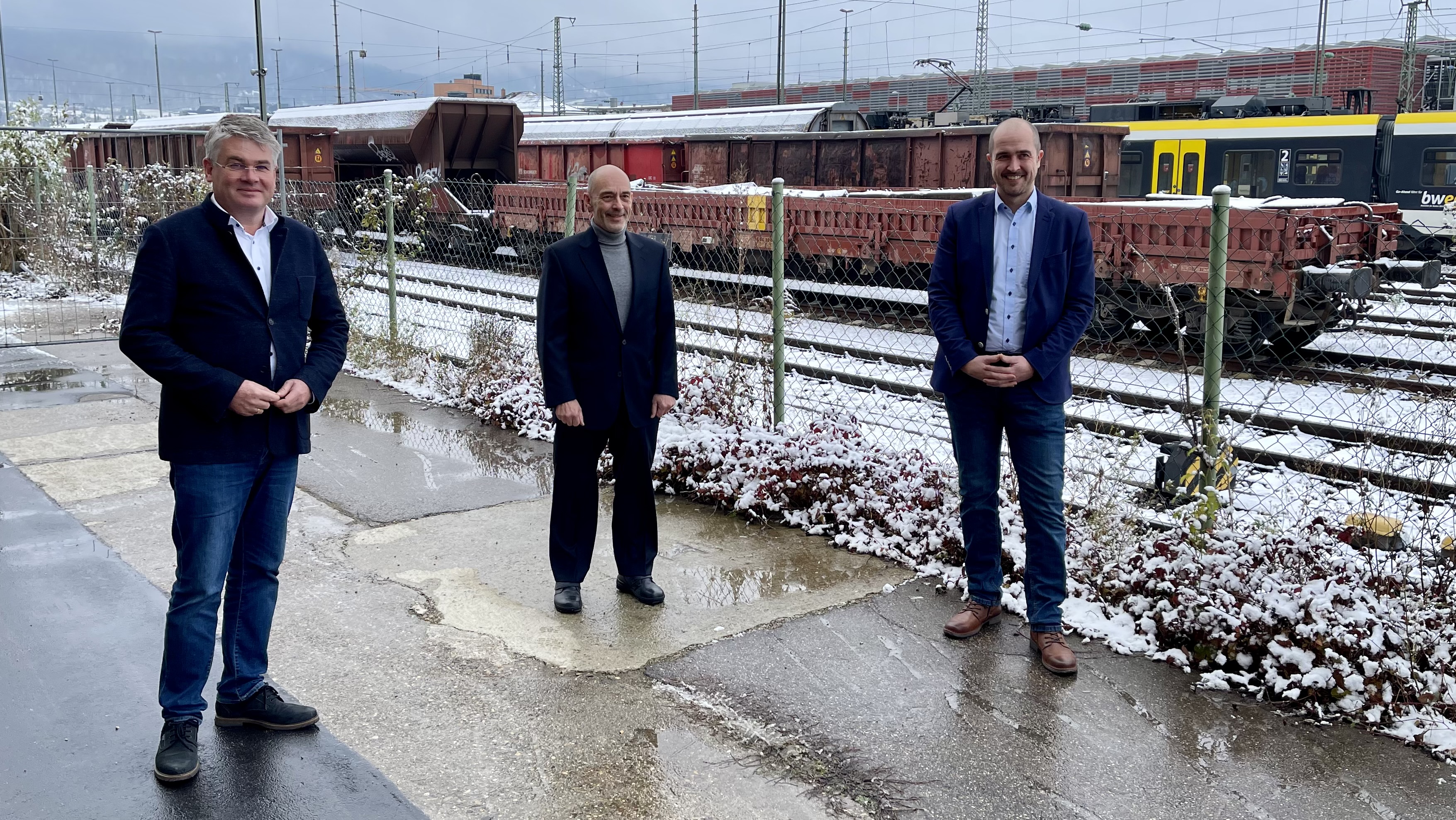 Die Landtagsabgeordneten Winfried Mack und Tim Bückner gemeinsam mit dem Güterbahn-Experten Wolfgang Joseph