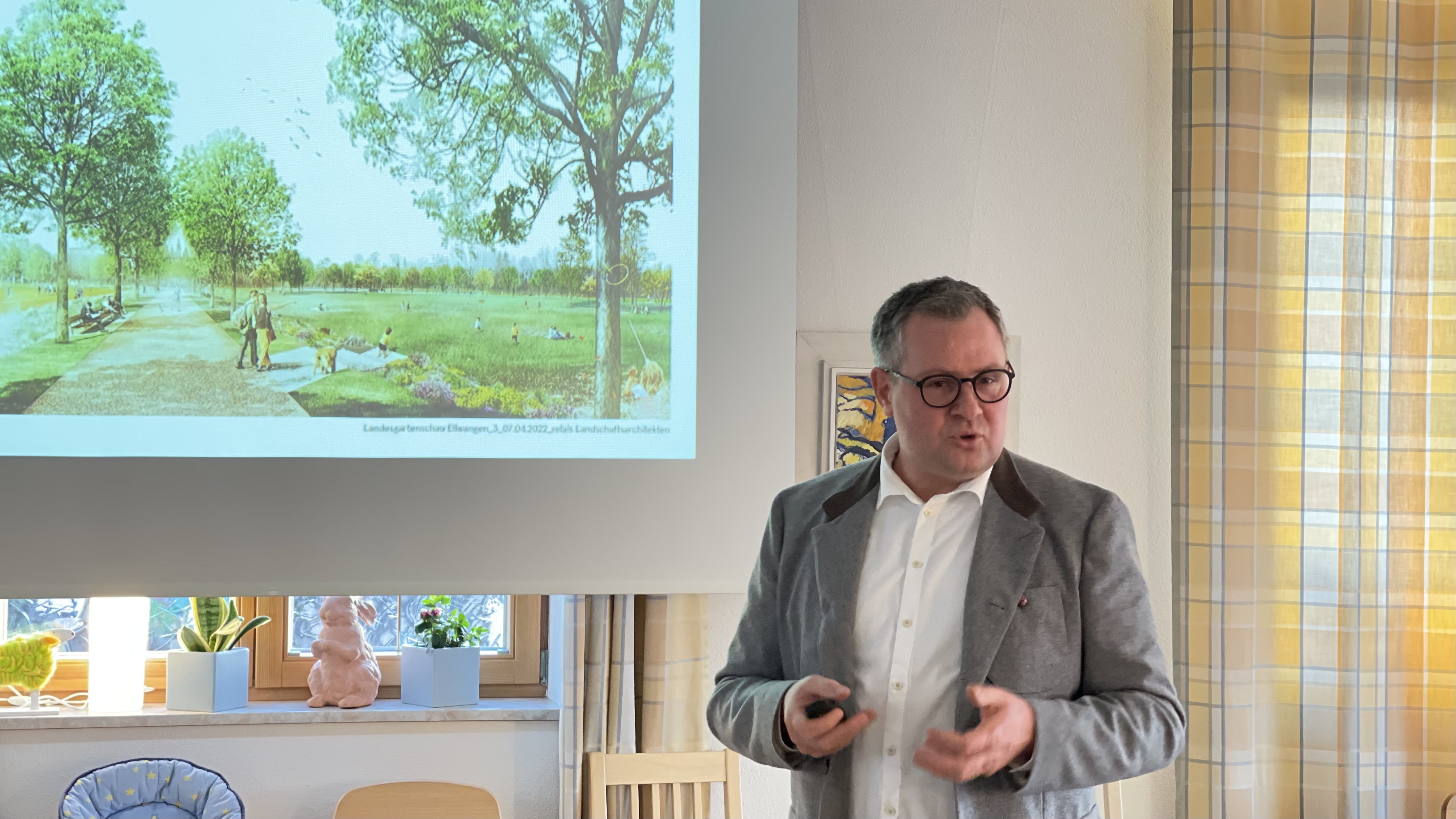 Stefan Powolny, Geschäftsführer der Landesgartenschaugesellschaft, berichtet eindrucksvoll den aktuellen Planungsstand der LGS 2026