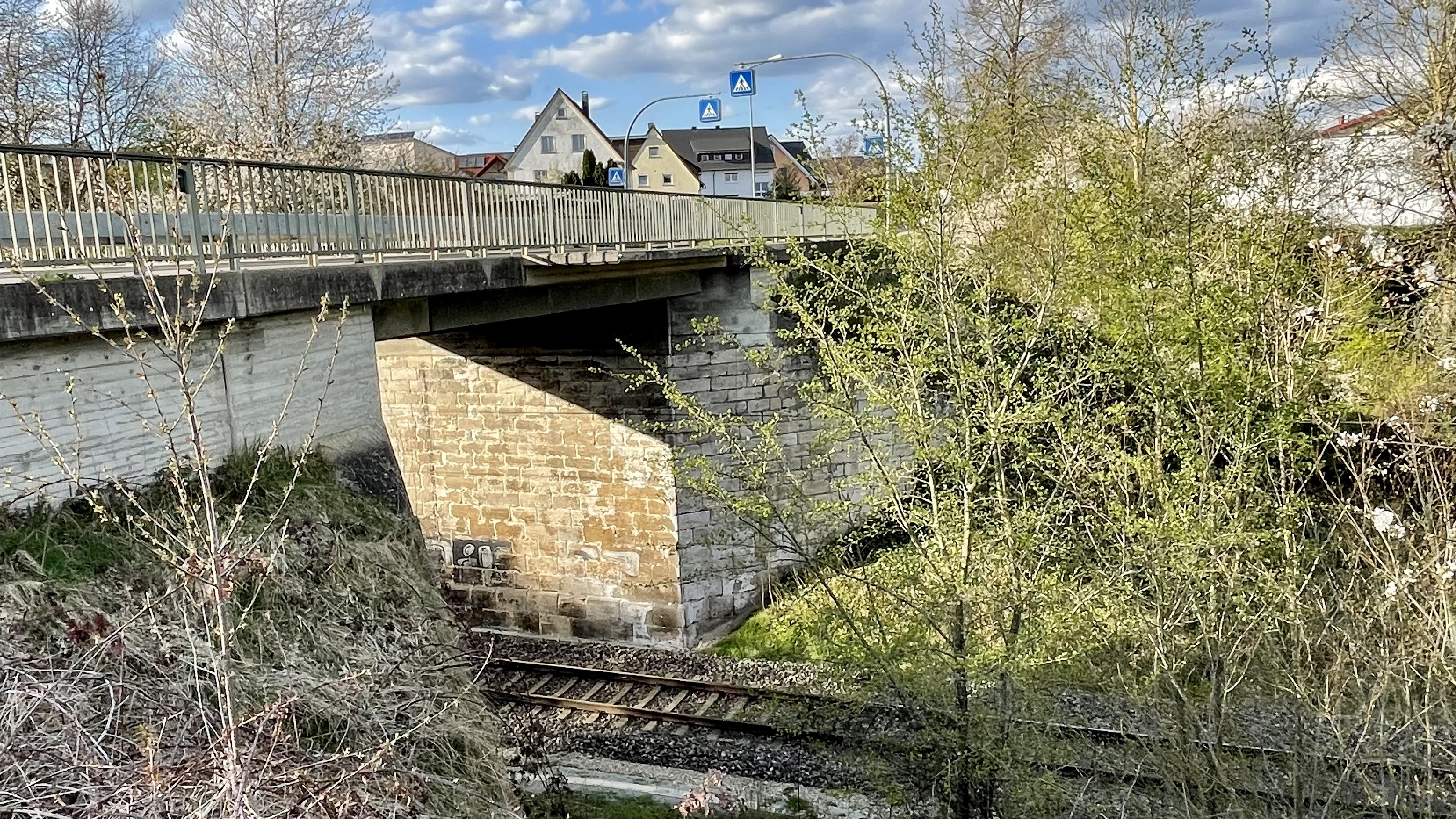 Bisherige Bahnbrücke über die Gleise in Schwabsberg