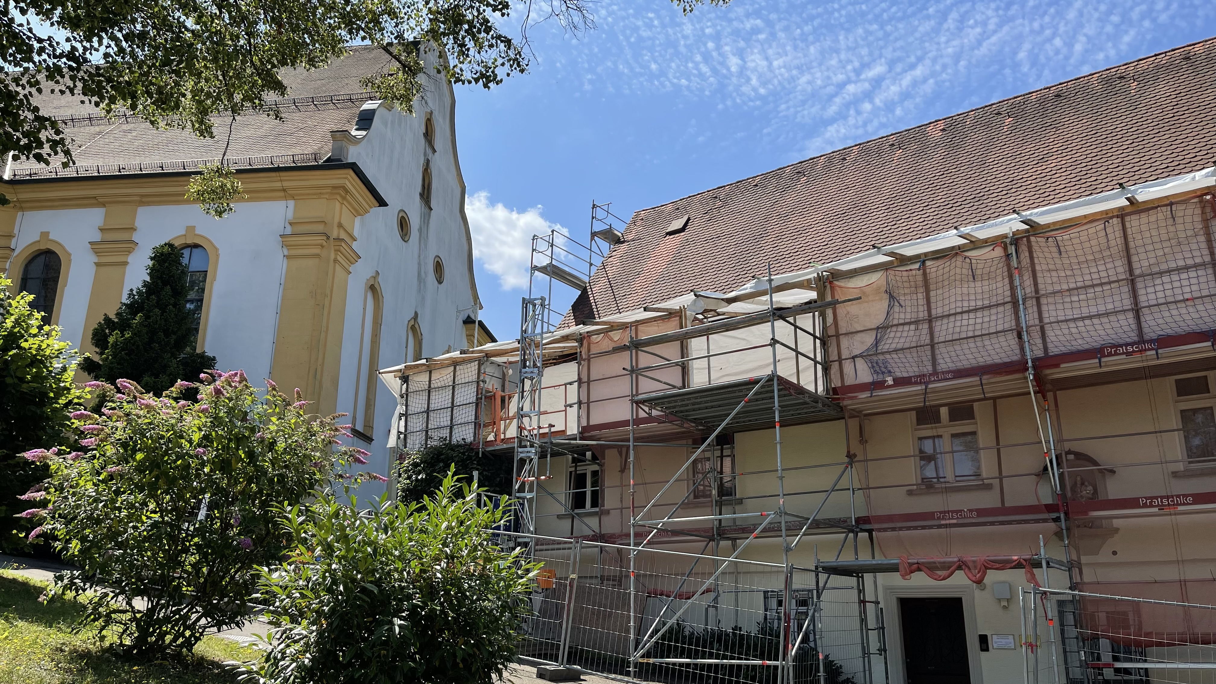 Die Bauarbeiten am Pfarrhaus der Kirche St. Maria in Aalen-Unterkochen laufen bereits auf Hochtouren. 