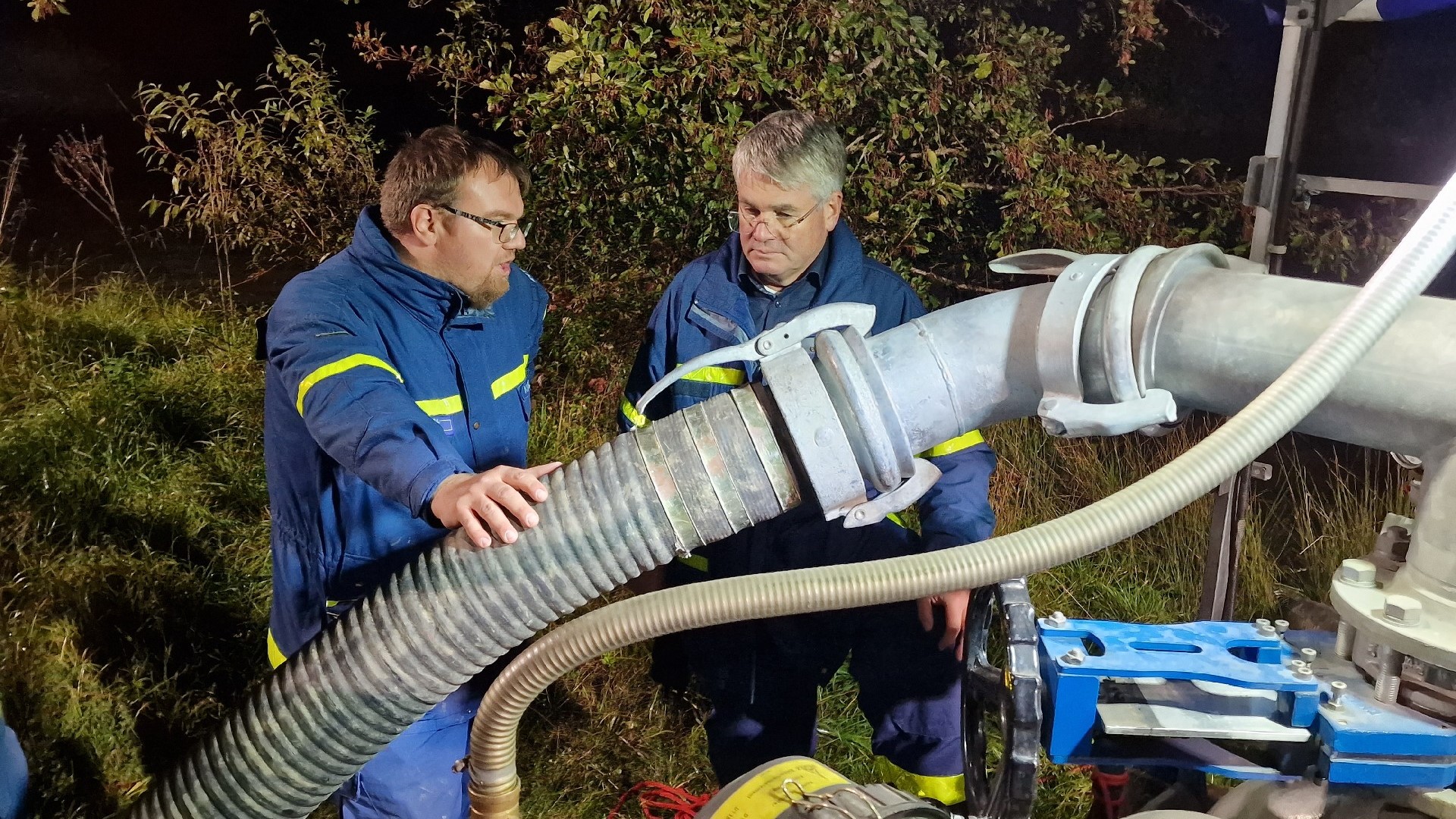 Stefan Kurz erklrt Winfried Mack das weitere Vorgehen bei der bung
