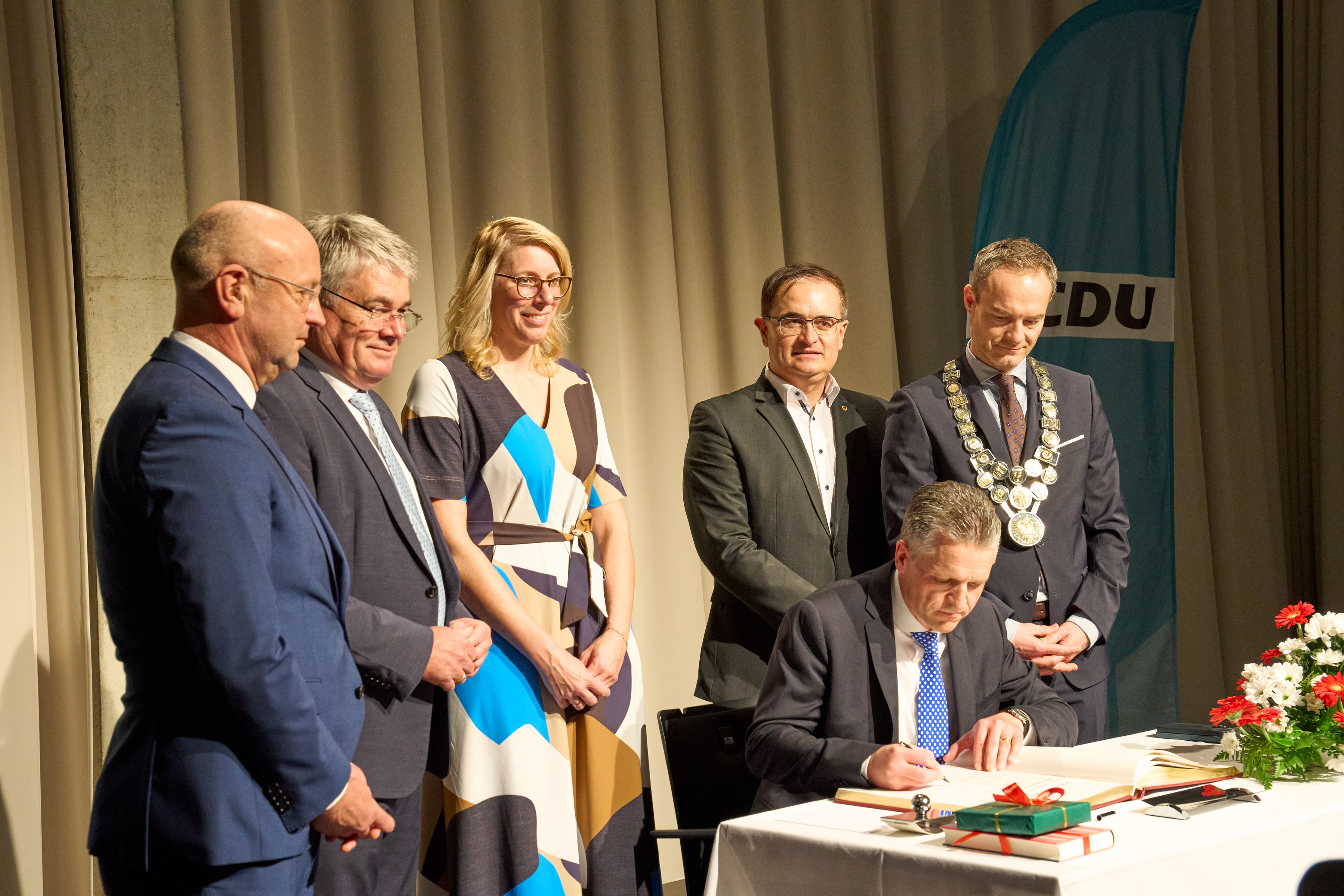 Beim Eintrag ins Goldene Buch der Stadt Aalen von Thorsten Frei: Bernd Schwarzendorfer, Winfried Mack, Heike Brucker, Wolfgang Steidle und Frederick Brtting