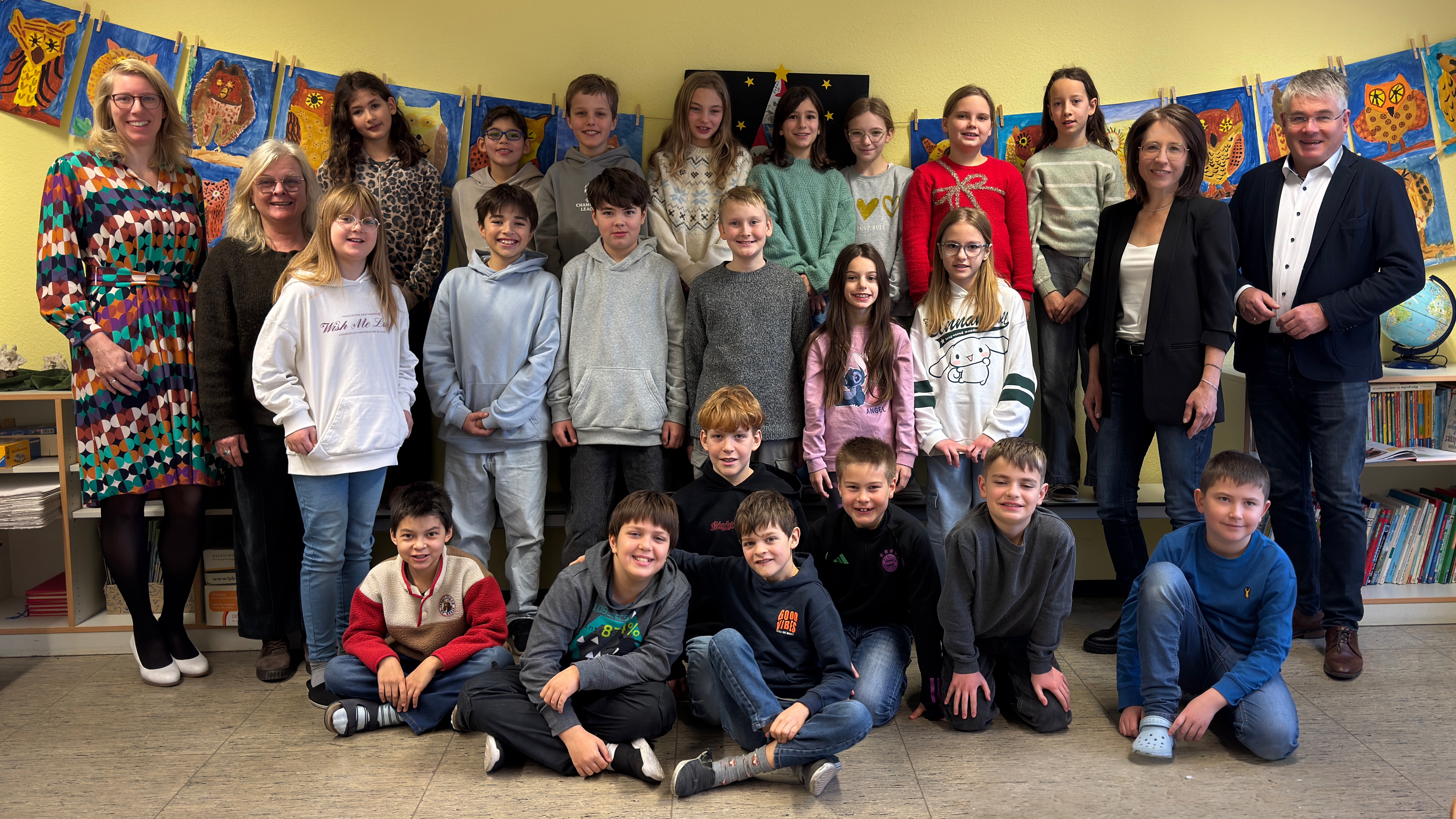 Winfried Mack (r.) und Heike Brucker (l.) besuchten die 4. Klasse der Rombachschule. Schulleiterin Margit Hellfeuer-Chami� (2.v.l.) und Klassenlehrerin Martina Meinert (2.v.r.) waren zuvor mit der Klasse im Landtag.