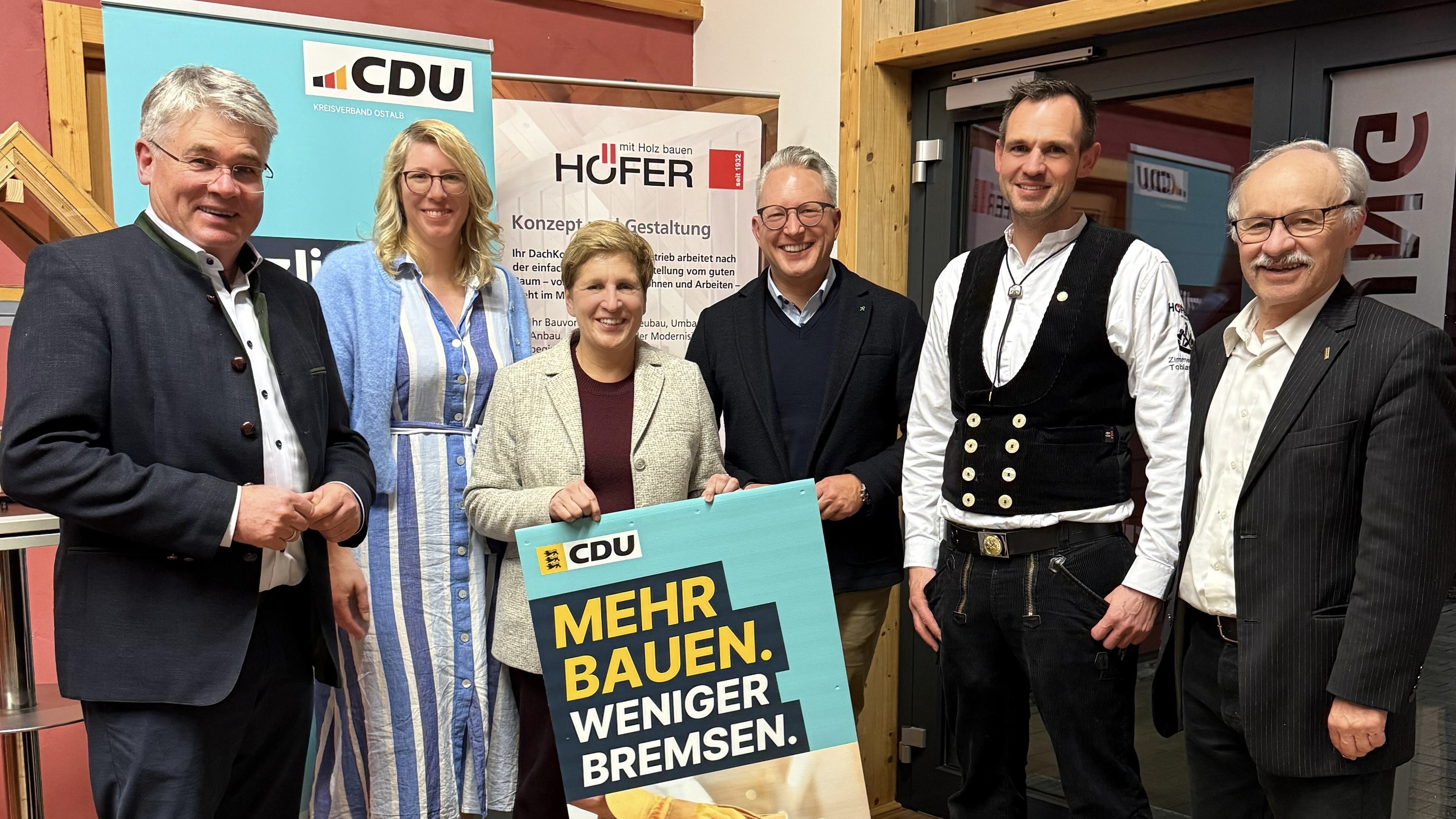 Beim Wohnen- & Bauen-Dialog. v.l. Winfried Mack MdL, CDU-Kreisvorsitzende Heike Brucker, Ministerin Nicole Razavi, CDU-Fraktionsvorsitzender Thomas Wagenblast, Holzbau-H�fer-Chef Tobias Oehler und Ortsvorsteher Hartmut Schlipf