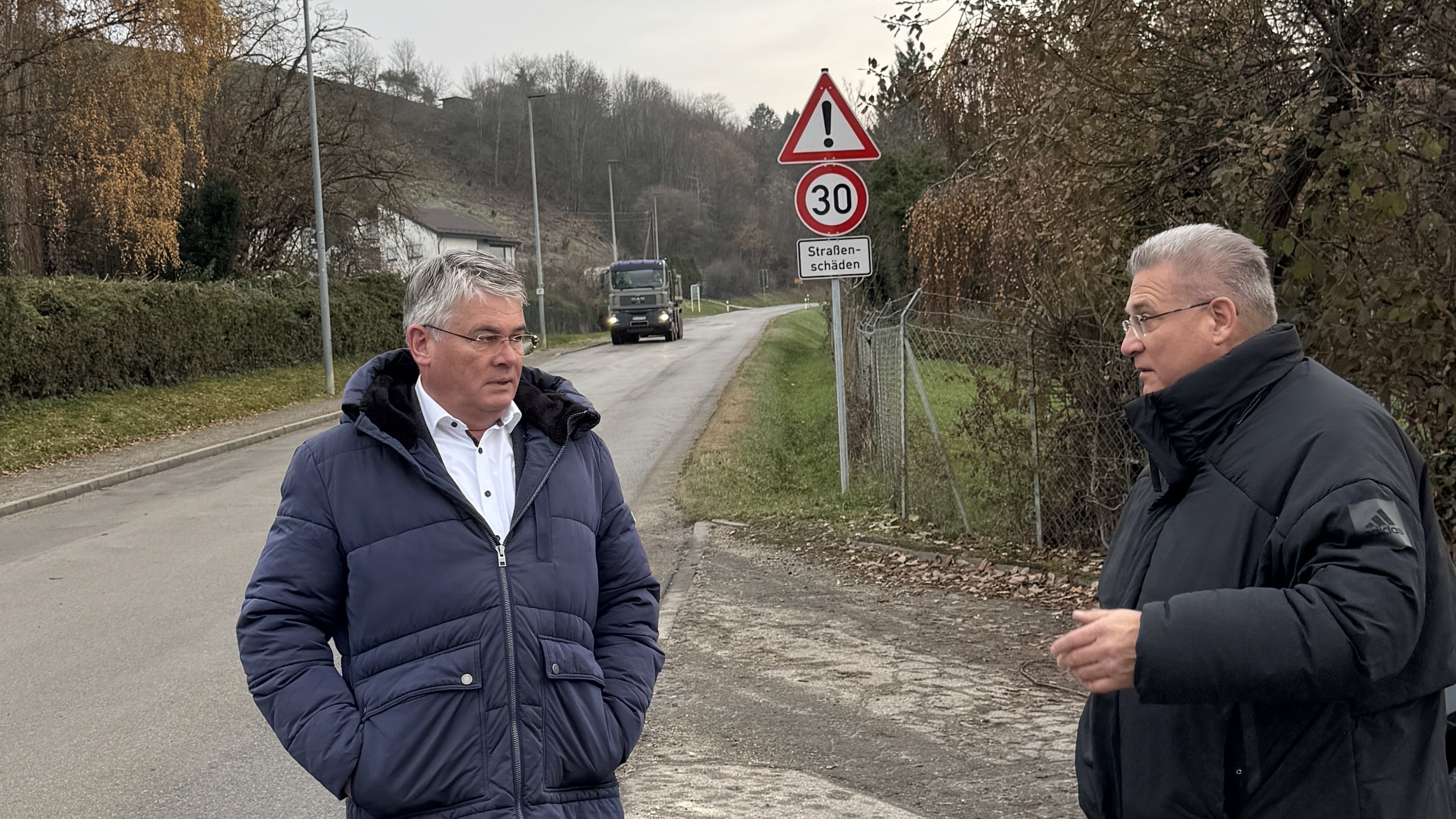 Landtagsabgeordneter Winfried Mack (l.) informiert sich bei Bopfingens B�rgermeister Dr. Gunter B�hler �ber die Sanierung der Neresheimer Stra�e. 