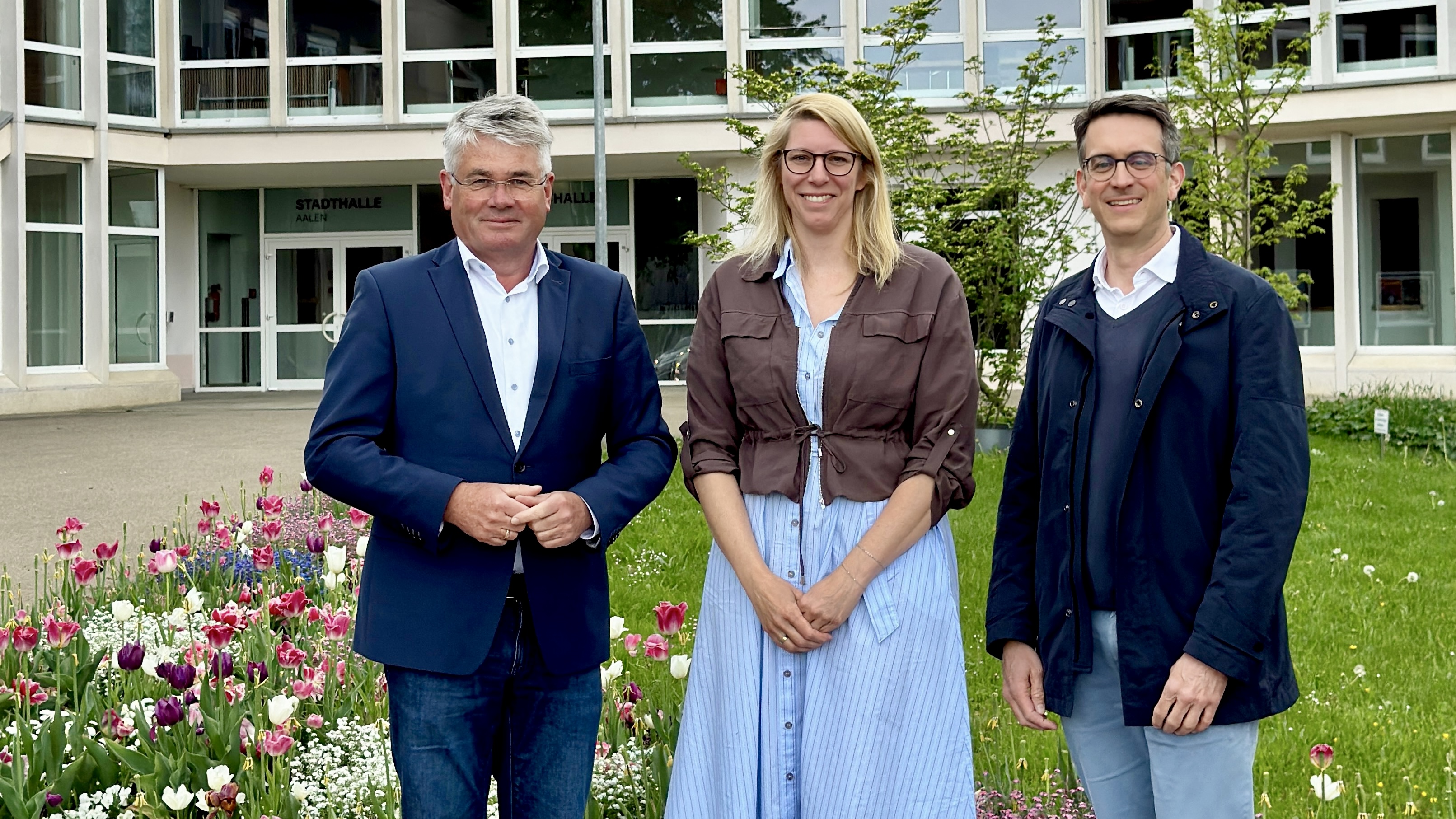 (v.l.) Winfried Mack und Heike Brucker freuen sich gemeinsam mit Dirigent Gero Wittich �ber die F�rderung der BW Stiftung f�r das Aalen Festival Orchester. 